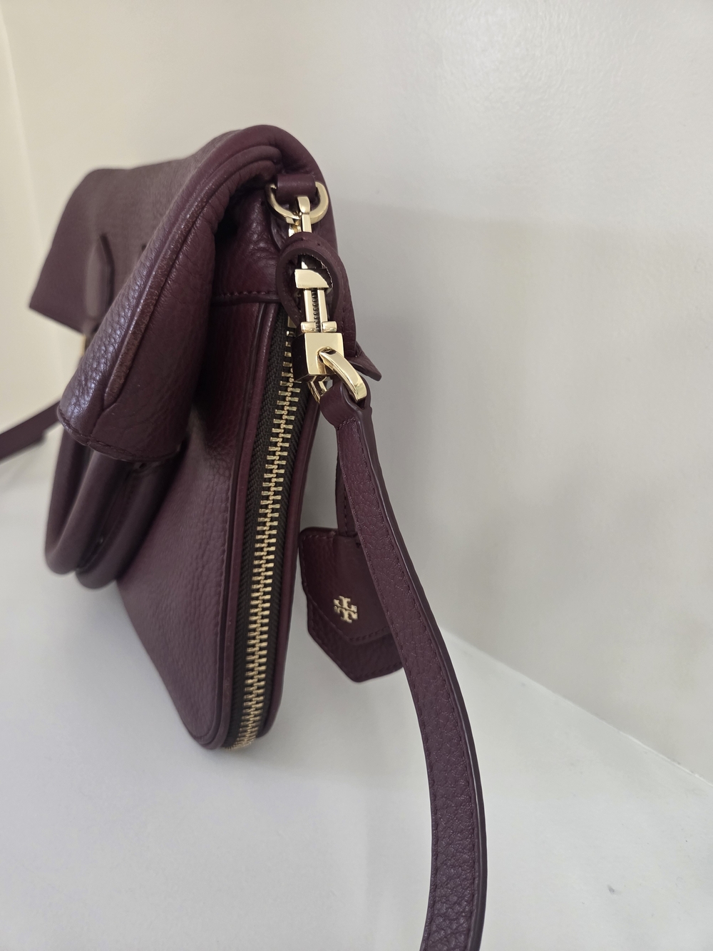 Tory Burch Pebbled Leather Robinson Foldover Messenger Crossbody In Burgundy - Picture 3 of 11